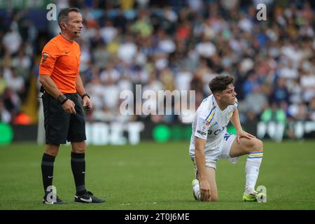 Leeds, Regno Unito. 7 ottobre 2023. L'arbitro Kieth Stroud aspetta che Daniel James #20 del Leeds United si alzi durante il match del campionato Sky Bet Leeds United vs Bristol City a Elland Road, Leeds, Regno Unito, il 7 ottobre 2023 (foto di James Heaton/News Images) a Leeds, Regno Unito il 10/7/2023. (Foto di James Heaton/News Images/Sipa USA) credito: SIPA USA/Alamy Live News Foto Stock