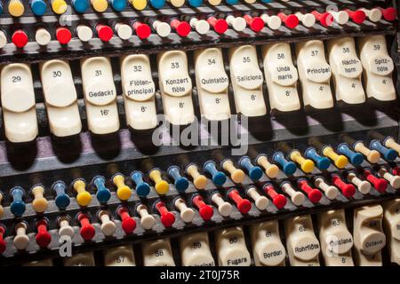 Dettaglio della tastiera della console di un organo a canne ad azione elettrica di E. F. Walcker & CIE, op. 2150, 1927, Organ Museum Borgentreich, distretto di Höxter, no, no Foto Stock