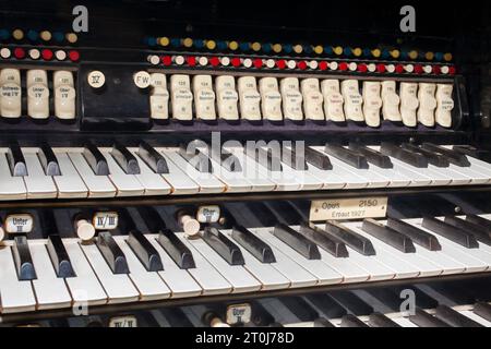 Dettaglio della tastiera della console di un organo a canne ad azione elettrica di E. F. Walcker & CIE, op. 2150, 1927, Organ Museum Borgentreich, distretto di Höxter, no, no Foto Stock