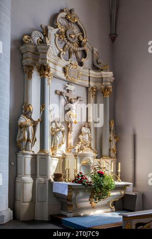 L'altare laterale della chiesa parrocchiale cattolica di San Johannes Baptist, che mostra le statue dei santi Liborius e Nikolaus, Borgentreich, Höxter distric Foto Stock