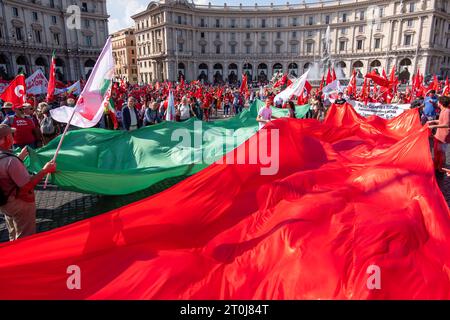 Roma, RM, Italia. 7 ottobre 2023. 100.000 lavoratori si sono riuniti a Roma per sostenere i loro diritti e protestare contro il governo. (Immagine di credito: © Marco di Gianvito/ZUMA Press Wire) SOLO USO EDITORIALE! Non per USO commerciale! Foto Stock