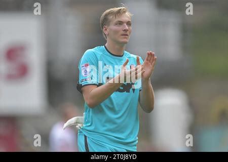 Londra, Inghilterra. 7 ottobre 2023. Il portiere del Charlton Athletic Ashley Maynard-Brewer conquista i tifosi del Charlton Athletic dopo la gara di Sky Bet EFL League One tra il Charlton Athletic e il Blackpool al Valley. Kyle Andrews/Alamy Live News Foto Stock