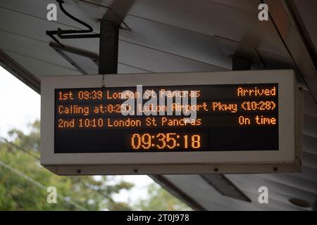 Cartello informativo illuminato presso la stazione ferroviaria di Corby, Northamptonshire, Inghilterra, Regno Unito Foto Stock