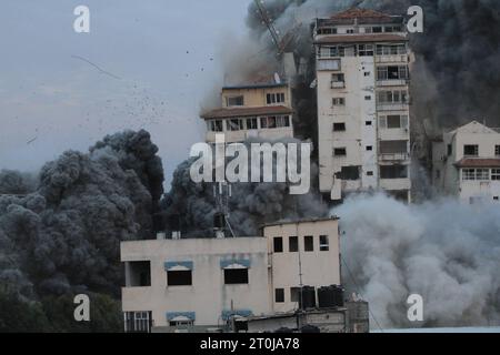 Il fumo e le fiamme si riversano dopo che le forze israeliane hanno colpito una torre a grattacielo nella città di Gaza, il fumo e le fiamme si riversano dopo che le forze israeliane hanno colpito una torre a grattacielo nella città di Gaza, il 7 ottobre 2023. I militanti palestinesi hanno iniziato una guerra contro Israele che si sono infiltrati per via aerea, marittima e terrestre dalla Striscia di Gaza bloccata, hanno detto funzionari israeliani, una grave escalation nel conflitto israelo-palestinese. Foto di Ali Hamad apaimages Gaza città Striscia di Gaza territorio palestinese 071023 Gaza AH 007 Copyright: XapaimagesxAlixHamadxxapaimagesx credito: Imago/Alamy Live News Foto Stock