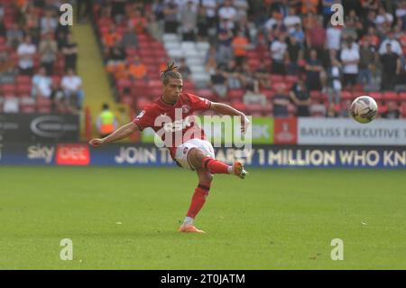 Londra, Inghilterra. 7 ottobre 2023. Tennai Watson del Charlton Athletic attraversa la palla durante il match di Sky Bet EFL League One tra il Charlton Athletic e il Blackpool al Valley. Kyle Andrews/Alamy Live News Foto Stock