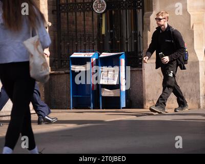 Un quotidiano gratuito della City A.M. presso la stazione di Liverpool Street, Londra, il 5 settembre 2023. Dopo il suo ritorno in stampa nel settembre 2021 dopo una pausa pandemica di 18 mesi, il quotidiano incentrato sul business è stato recentemente acquisito da THG plc nel luglio 2023. Al momento di questa immagine, il giornale è stato distribuito dal lunedì al giovedì, dopo aver ritirato la sua edizione cartacea del venerdì all'inizio dell'anno per adattarsi a modelli di lavoro ibridi. Foto Stock