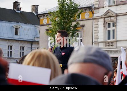 BIELSKO-BIALA, POLONIA - 7 OTTOBRE 2023: Sindaco di Varsavia, Rafal Trzaskowski, con campagna per la Coalizione Civica nella città europea, elezioni parlamentari Foto Stock