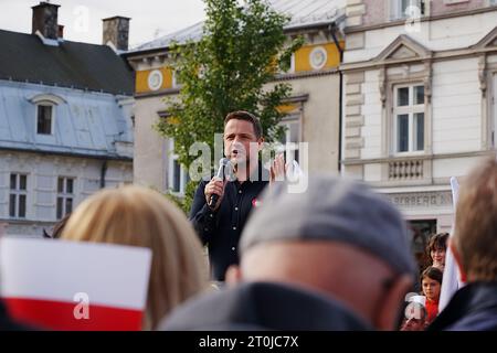 BIELSKO-BIALA, POLONIA - 7 OTTOBRE 2023: Sindaco di Varsavia, Rafal Trzaskowski, leader della Coalizione Civica in folla, elezioni parlamentari polacche. Foto Stock