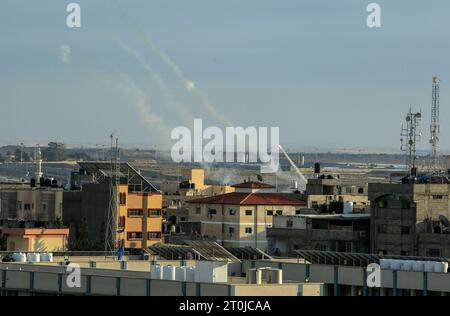 Rafah, territori palestinesi. 7 ottobre 2023. Hamas lancia un gran numero di razzi verso Israele nella città di Rafah, nella Striscia di Gaza meridionale. Diversi palestinesi armati sono entrati nel territorio israeliano durante lo sbarramento di attacchi missilistici dalla Striscia di Gaza, secondo fonti militari. Crediti: Abed Rahim Khatib/dpa/Alamy Live News Foto Stock