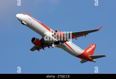 Un Airbus A321 Neo of easyjet parte dall'aeroporto di Gatwick Foto Stock