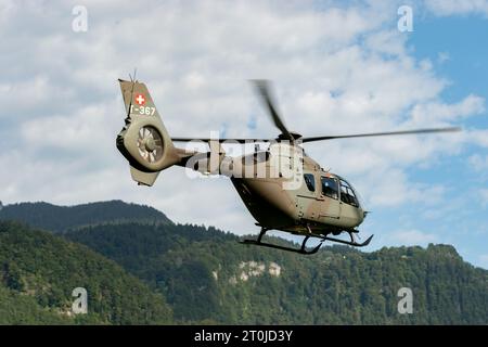 Mollis, Svizzera, 18 agosto 2023 T-367 elicottero militare svizzero Eurocopter EC-635 P2+ durante un'esposizione aerea Foto Stock