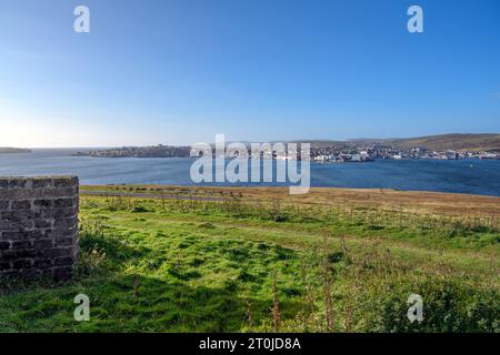 Vista verso Lerwick, sulla terraferma, da una postazione di cannoni della seconda guerra mondiale sulla costa occidentale di Bressay, Shetland, Scozia, Regno Unito Foto Stock