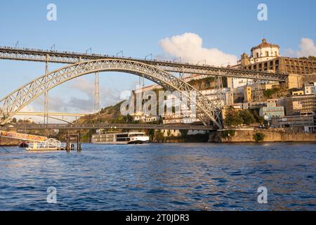 Porto - Ponte Dom Luis i sul fiume Douro con la nave da crociera Viking Helgrim che passa Foto Stock