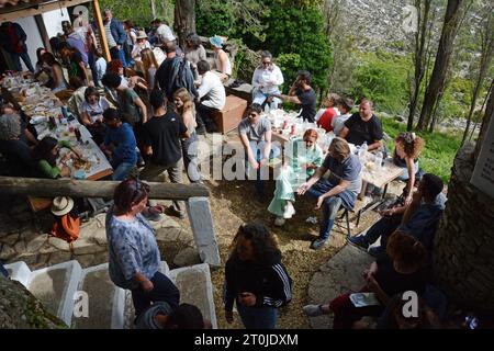 Abitanti del villaggio greci in una "zona blu" che partecipano al panigiri (festa del villaggio) di Agios Isidoros (Sant'Isidoro), vicino a Pezi, Ikaria, Egeo settentrionale, Grecia. Foto Stock