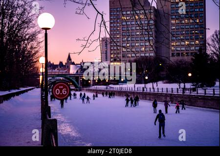 Pattinaggio su Rideau Canal Skaviera, crepuscolo, inverno, Ottawa, Ontario, Canada Foto Stock