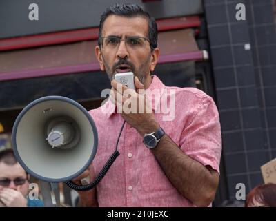 Londra, Regno Unito. 7 ottobre 2023. GP Bob Gill avverte che l'NHS non è sicuro nelle mani di Starmers. Un giorno prima della conferenza laburista, la gente si incontra nel collegio elettorale di Keir Starmer per avvertire tutti quanto sarebbe pericoloso un governo guidato da Starmer. Tra i presenti vi erano molti ex membri del partito laburista che affermano di non avere principi e elencano quasi 30 impegni che ha finora rinunciato, tra cui lavori verdi, esternalizzazione del servizio sanitario nazionale, riforma dei signori, pasti scolastici gratuiti, diritti dei lavoratori, contratti petroliferi, PR, assistenza all'infanzia. Peter Marshall/Alamy Live News Foto Stock