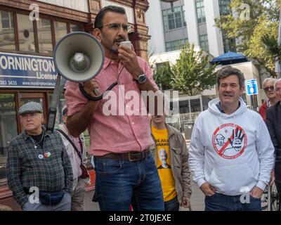 Londra, Regno Unito. 7 ottobre 2023. GP Bob Gill avverte che l'NHS non è sicuro nelle mani di Starmers. Un giorno prima della conferenza laburista, la gente si incontra nel collegio elettorale di Keir Starmer per avvertire tutti quanto sarebbe pericoloso un governo guidato da Starmer. Tra i presenti vi erano molti ex membri del partito laburista che affermano di non avere principi e elencano quasi 30 impegni che ha finora rinunciato, tra cui lavori verdi, esternalizzazione del servizio sanitario nazionale, riforma dei signori, pasti scolastici gratuiti, diritti dei lavoratori, contratti petroliferi, PR, assistenza all'infanzia. Peter Marshall/Alamy Live News Foto Stock