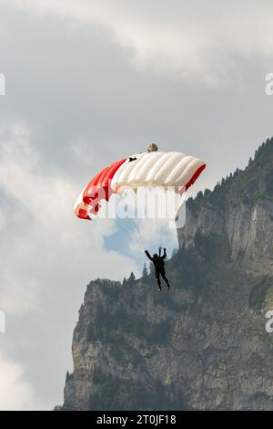 Mollis, Svizzera, 18 agosto 2023 paracadutisti durante un'esposizione aerea Foto Stock