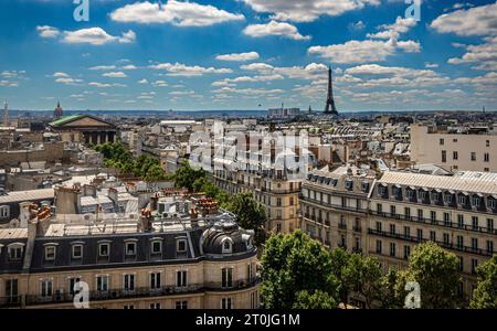 Parigi dall'alto: Una vista mozzafiato sul tetto della Torre Eiffel, del Panthéon e degli iconici tetti della città delle luci. Foto Stock