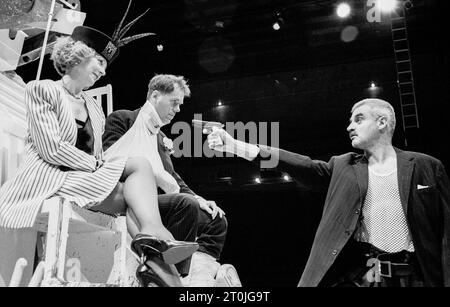 l-r: Lucinda Curtis (Marion), Loudon Wainwright III (Worsely), Dudley Stevens (Clegg) in OWNERS by Caryl Churchill at the Young Vic, Londra SE1 06/04/1987 design: Mark Thompson illuminazione: Paul Denby direttore: Annie Castledine Foto Stock