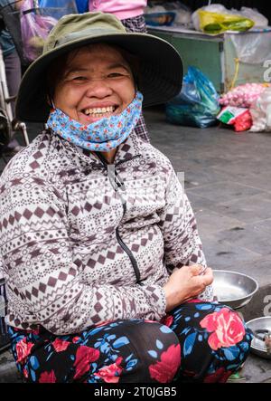 Hoi An, Vietnam. Donna al mercato. Foto Stock