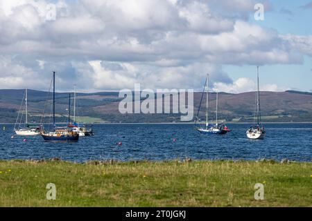 Barche a vela a Lochranza, Isola di Arran, Firth of Clyde, Scozia, Regno Unito Foto Stock