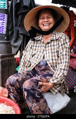 Hoi An, Vietnam. Donna venditrice sul mercato. Foto Stock