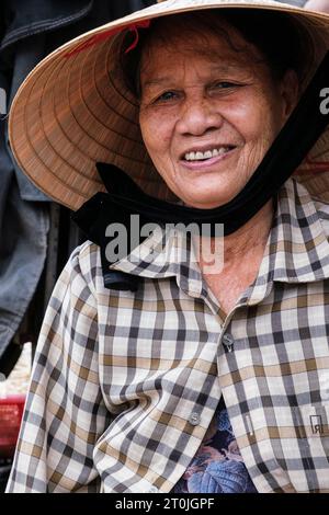 Hoi An, Vietnam. Donna venditrice sul mercato. Foto Stock