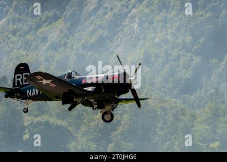 Mollis, Svizzera, 18 agosto 2023 OE-EAS Chance Vought F4U-4 Corsair velivolo storico decolla dalla pista 01 durante uno spettacolo aereo Foto Stock