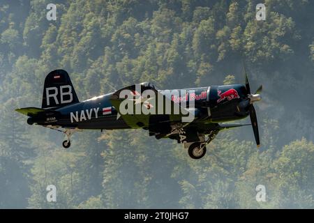 Mollis, Svizzera, 18 agosto 2023 OE-EAS Chance Vought F4U-4 Corsair velivolo storico decolla dalla pista 01 durante uno spettacolo aereo Foto Stock