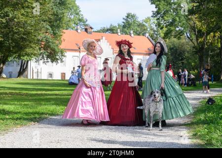 Zapresic, Croazia. 7 ottobre 2023. Artisti vestiti con crinoline e uniformi della nobiltà croata durante il Ban Fun Fest al Novi Dvori di Zapresic, Croazia, il 7 ottobre 2023. Foto: Davor Puklavec/PIXSELL credito: Pixsell/Alamy Live News Foto Stock