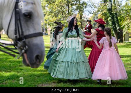 Zapresic, Croazia. 7 ottobre 2023. Donna vestita di danza crinolina durante il Ban Fun Fest al Novi Dvori di Zapresic, Croazia, il 7 ottobre 2023. Foto: Davor Puklavec/PIXSELL credito: Pixsell/Alamy Live News Foto Stock