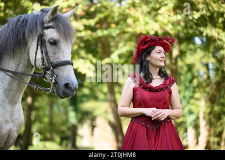 Zapresic, Croazia. 7 ottobre 2023. Artisti vestiti di crinoline durante il Ban Fun Fest al Novi Dvori di Zapresic, Croazia, il 7 ottobre 2023. Foto: Davor Puklavec/PIXSELL credito: Pixsell/Alamy Live News Foto Stock