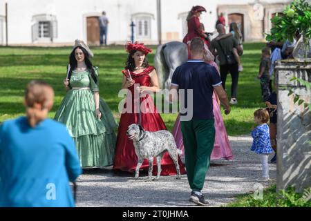 Zapresic, Croazia. 7 ottobre 2023. Artisti vestiti con crinoline e uniformi della nobiltà croata durante il Ban Fun Fest al Novi Dvori di Zapresic, Croazia, il 7 ottobre 2023. Foto: Davor Puklavec/PIXSELL credito: Pixsell/Alamy Live News Foto Stock