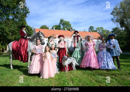 Zapresic, Croazia. 7 ottobre 2023. Artisti vestiti con crinoline e uniformi della nobiltà croata durante il Ban Fun Fest al Novi Dvori di Zapresic, Croazia, il 7 ottobre 2023. Foto: Davor Puklavec/PIXSELL credito: Pixsell/Alamy Live News Foto Stock