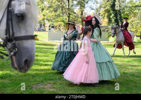 Zapresic, Croazia. 7 ottobre 2023. Donna vestita di danza crinolina durante il Ban Fun Fest al Novi Dvori di Zapresic, Croazia, il 7 ottobre 2023. Foto: Davor Puklavec/PIXSELL credito: Pixsell/Alamy Live News Foto Stock