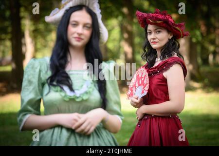 Zapresic, Croazia. 7 ottobre 2023. Artisti vestiti di crinoline durante il Ban Fun Fest al Novi Dvori di Zapresic, Croazia, il 7 ottobre 2023. Foto: Davor Puklavec/PIXSELL credito: Pixsell/Alamy Live News Foto Stock