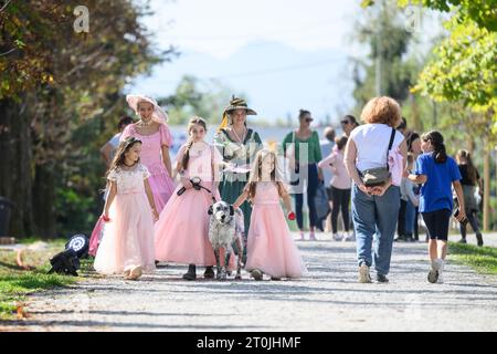 Zapresic, Croazia. 7 ottobre 2023. Artisti vestiti con crinoline e uniformi della nobiltà croata durante il Ban Fun Fest al Novi Dvori di Zapresic, Croazia, il 7 ottobre 2023. Foto: Davor Puklavec/PIXSELL credito: Pixsell/Alamy Live News Foto Stock