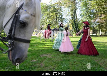 Zapresic, Croazia. 7 ottobre 2023. Donna vestita di danza crinolina durante il Ban Fun Fest al Novi Dvori di Zapresic, Croazia, il 7 ottobre 2023. Foto: Davor Puklavec/PIXSELL credito: Pixsell/Alamy Live News Foto Stock