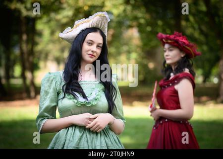 Zapresic, Croazia. 7 ottobre 2023. Artisti vestiti di crinoline durante il Ban Fun Fest al Novi Dvori di Zapresic, Croazia, il 7 ottobre 2023. Foto: Davor Puklavec/PIXSELL credito: Pixsell/Alamy Live News Foto Stock