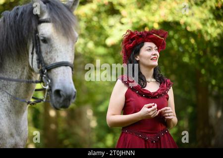 Zapresic, Croazia. 7 ottobre 2023. Artisti vestiti di crinoline durante il Ban Fun Fest al Novi Dvori di Zapresic, Croazia, il 7 ottobre 2023. Foto: Davor Puklavec/PIXSELL credito: Pixsell/Alamy Live News Foto Stock