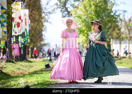 Zapresic, Croazia. 7 ottobre 2023. Artisti vestiti con crinoline e uniformi della nobiltà croata durante il Ban Fun Fest al Novi Dvori di Zapresic, Croazia, il 7 ottobre 2023. Foto: Davor Puklavec/PIXSELL credito: Pixsell/Alamy Live News Foto Stock