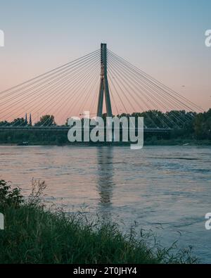 Vista del Ponte di Świętokrzyski al tramonto, lungo il fiume Vistola a Varsavia, Polonia Foto Stock
