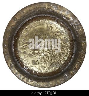 consistenza di oro bollente o champagne o piatto dorato isolato su bianco Foto Stock