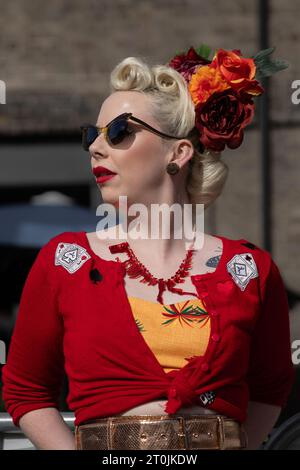 Ritratto di una donna straordinariamente vestita al Classic Car Boot sale, Londra nel 2023 Foto Stock