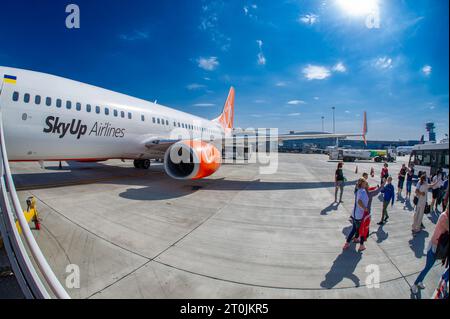 3 ottobre 2023 Bucarest-Romania-Ucraina compagnia aerea low-cost Sky Up è sulla pista dell'aeroporto internazionale Henri Coanda di Bucarest. Passeggeri Foto Stock