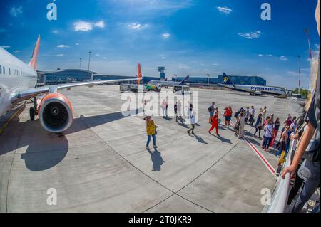 3 ottobre 2023 Bucarest-Romania-Ucraina compagnia aerea low-cost Sky Up è sulla pista dell'aeroporto internazionale Henri Coanda di Bucarest. Passeggeri Foto Stock