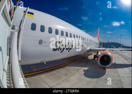 3 ottobre 2023 Bucarest-Romania-Ucraina compagnia aerea low-cost Sky Up è sulla pista dell'aeroporto internazionale Henri Coanda di Bucarest. Passeggeri Foto Stock