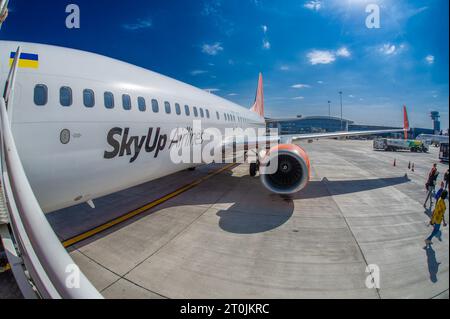 3 ottobre 2023 Bucarest-Romania-Ucraina compagnia aerea low-cost Sky Up è sulla pista dell'aeroporto internazionale Henri Coanda di Bucarest. Passeggeri Foto Stock