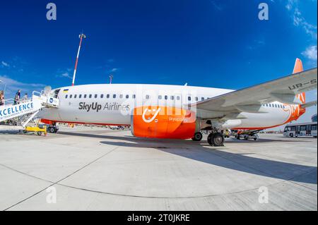 3 ottobre 2023 Bucarest-Romania-Ucraina compagnia aerea low-cost Sky Up è sulla pista dell'aeroporto internazionale Henri Coanda di Bucarest. Passeggeri Foto Stock